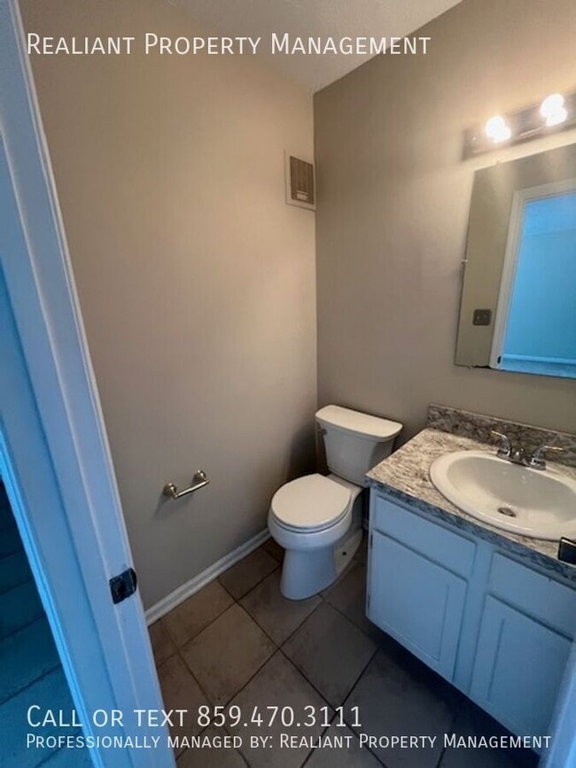 Building Photo - 457 Woodview Dr
