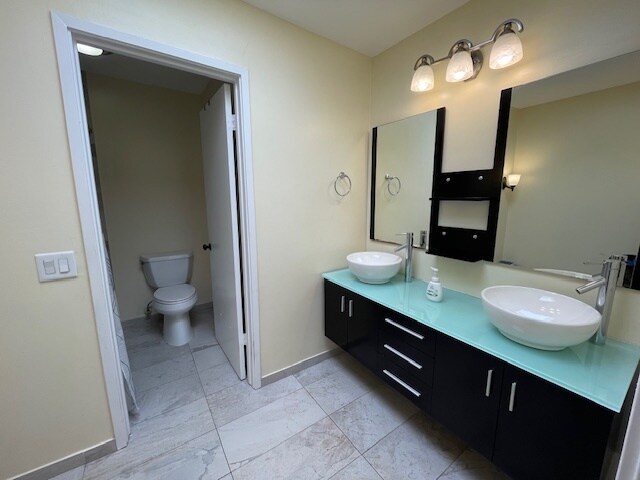Main Bathroom - 107 Litchfield Ln