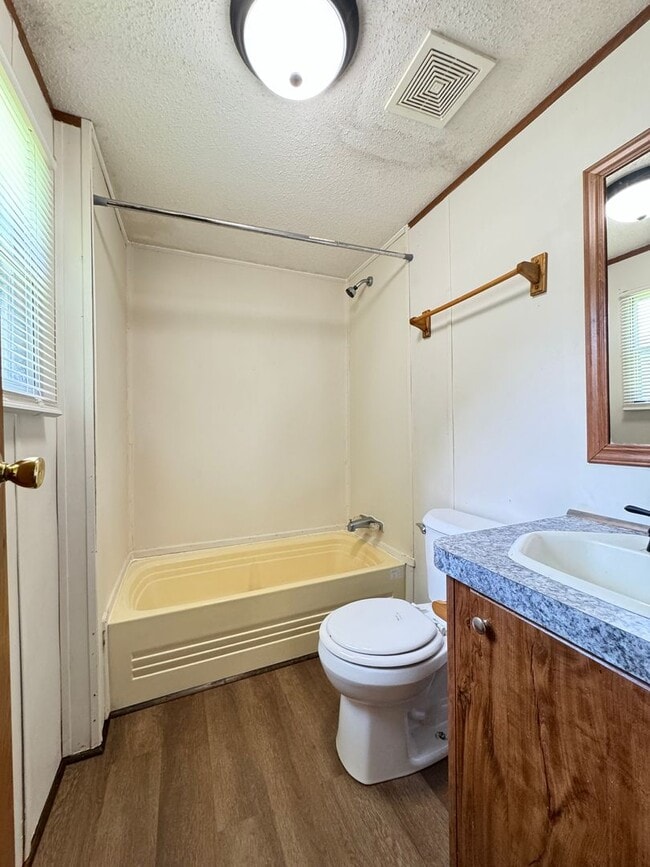 Building Photo - 3 Bedroom 2 Bath Mobile Home