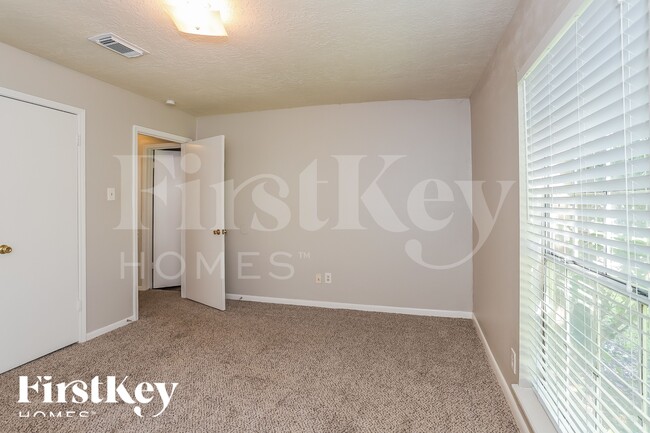 Building Photo - 13285 Lake Breeze Ln