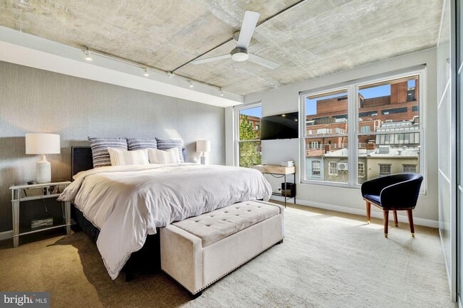 Building Photo - GEORGETOWN - 2 level 2/2.5 Custom Condo City Living W/ UNDERGROUND PARKING!!