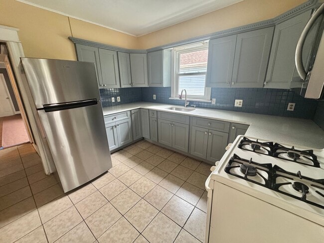 Building Photo - Stunning Renovated 6-Bedroom Home Near Dow...