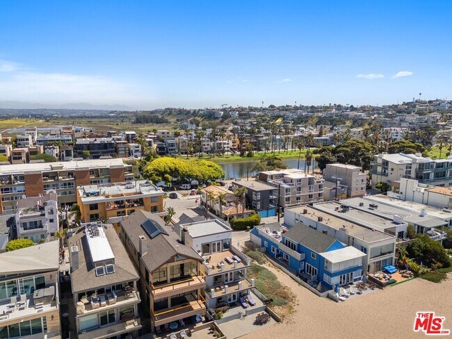 Building Photo - 6419 Ocean Front Walk