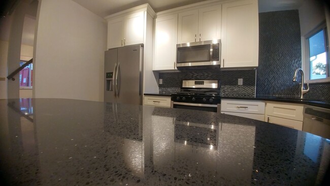 Building Photo - Newly Renovated Luxury 2 bedroom on a dead...