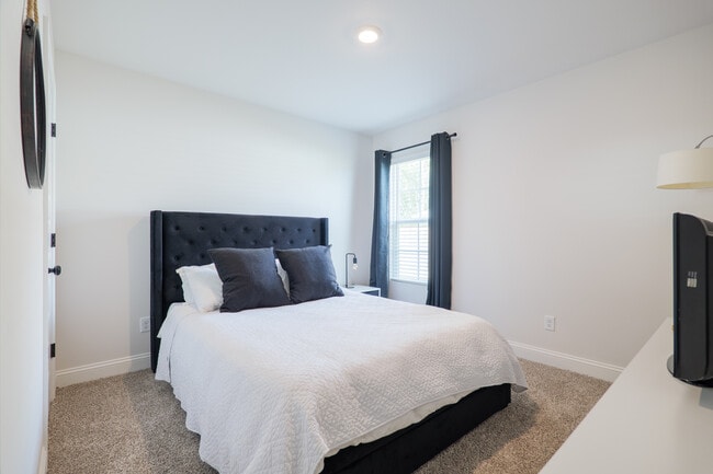 Building Photo - 3021 Reynolda Dr