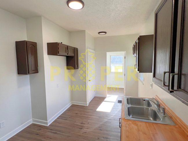 Building Photo - 2 bedrooms 1 bathroom