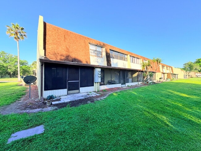 Building Photo - 2 Bedroom Condo on a Corner Lot Available for Rent