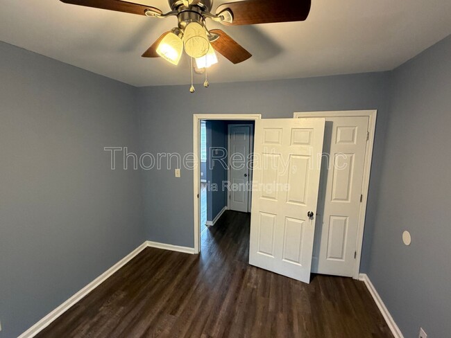 Building Photo - 704 Pinehaven Dr