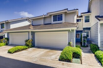 Building Photo - Gorgeous Townhome in the Del Mar Heights C...