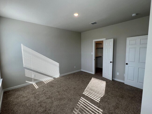 Building Photo - 3479 Valley Vista Dr