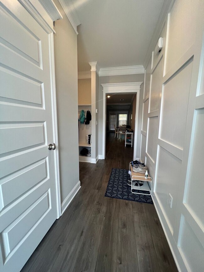 Building Photo - 3BR/2.5 BATH Townhome with Garage & Fenced...