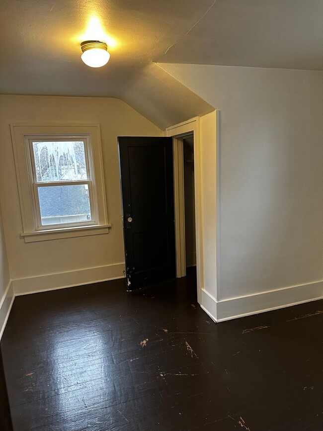 Building Photo - FREE JANUARY RENT!!! Charming 3-bedroom, 1...