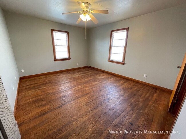 Building Photo - 310 SW 42nd Ave