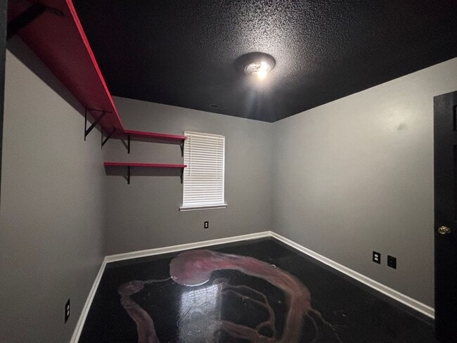 Building Photo - This is a must see!