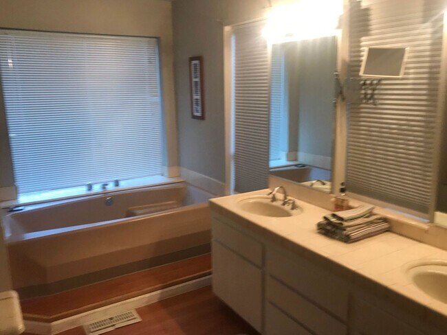 Building Photo - Fully Furnished Incline Home