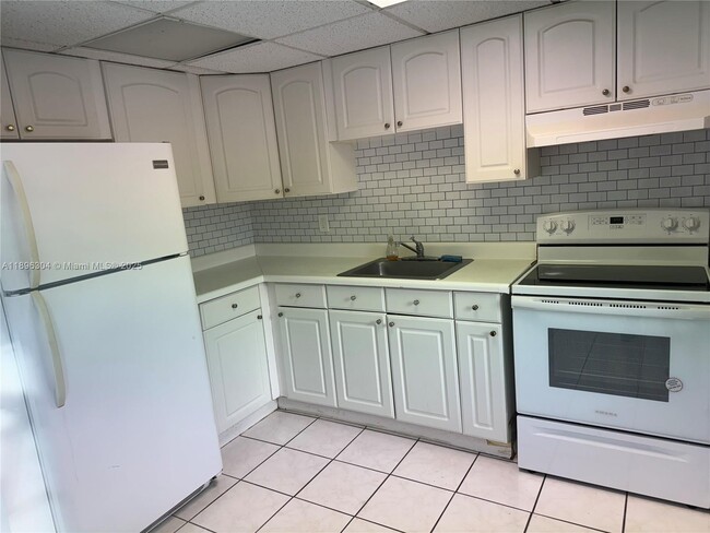 Building Photo - $2,100MONTHY;2008 PIERCE ST #3 HOLLYWOOD, ...