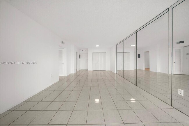 Building Photo - 400 Kings Point Dr