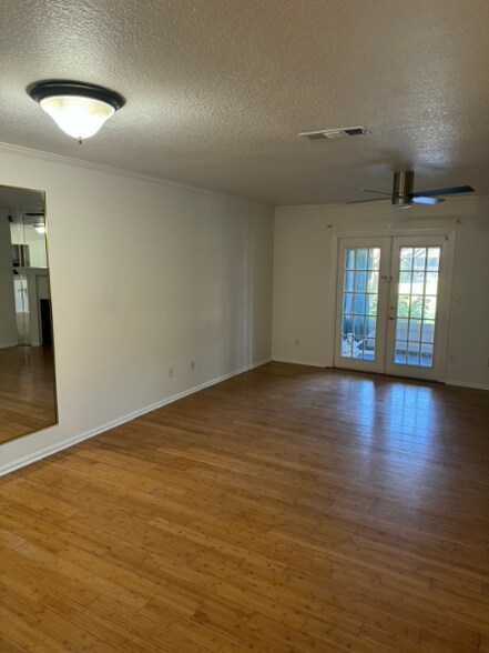 Building Photo - 3801 Crown Point Rd