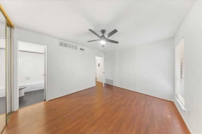 Building Photo - 6910 Hart Ln