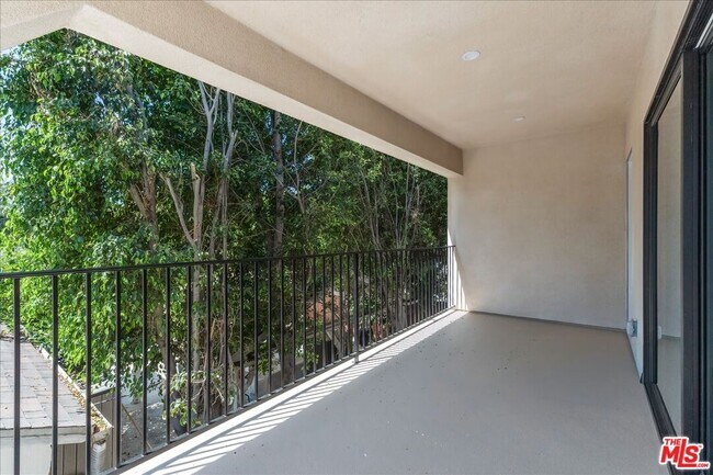 Building Photo - 6913 1/2 Encino Ave
