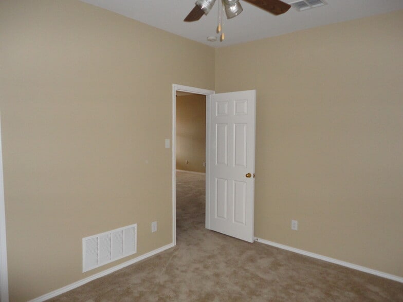 Building Photo - 2319 Dogwood Dr