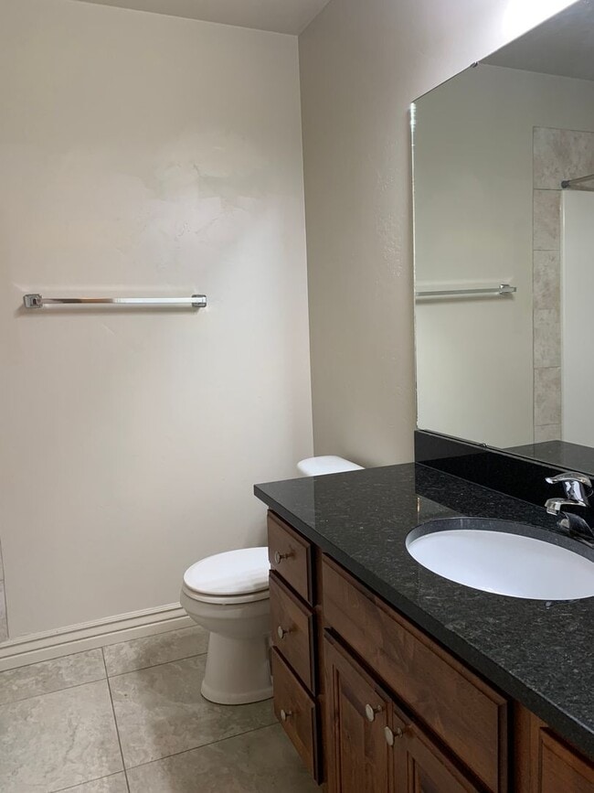 Building Photo - 3 Weeks Rent Free! | Spacious 3 Bed 2.5 Bath Townhome in West Haven | Garage + Pool Community Ame...