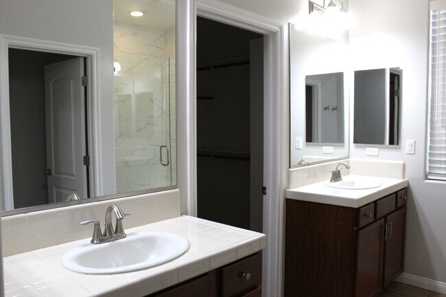 Building Photo - Northwest Bakersfield Home in the Village Green Community For Rent