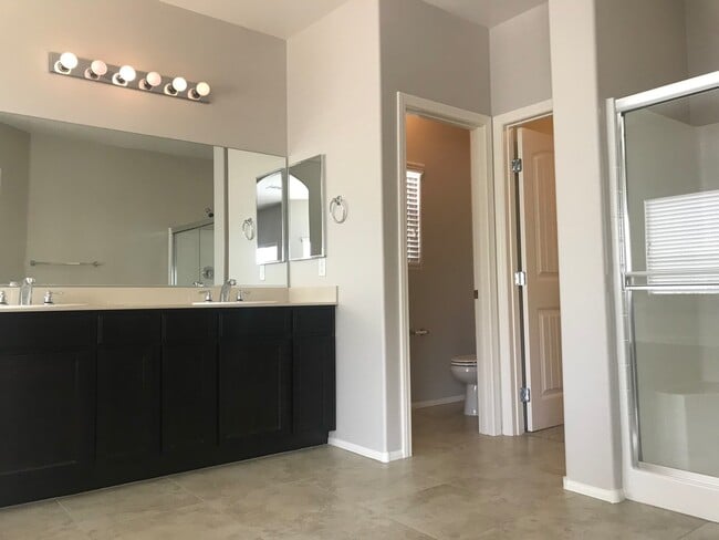 Building Photo - Beautiful DR Horton Home in Centennial Hil...