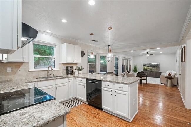 Building Photo - 10965 Pinehigh Dr