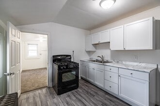 Building Photo - Renovated 2 Bedroom House