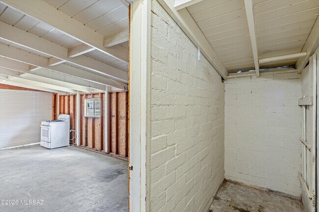 Building Photo - 104 N Douglas Ave