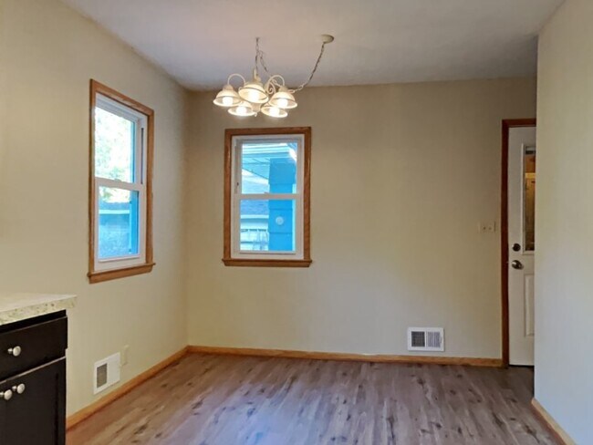 Building Photo - 2551 Charlotte St