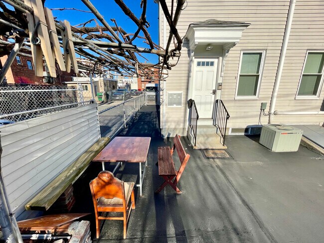 Building Photo - 18 Messenger St