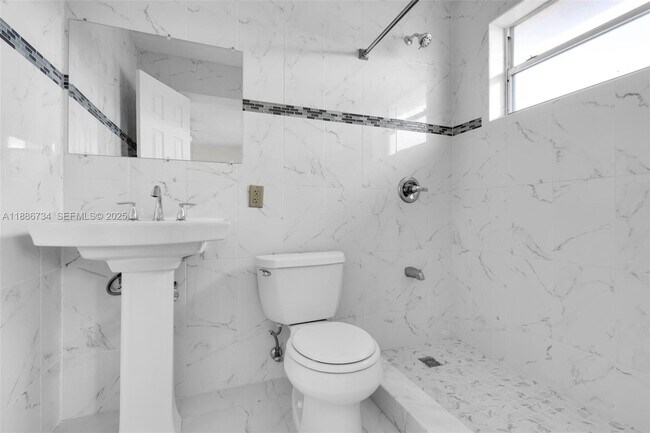 Building Photo - 1154 W 35th St