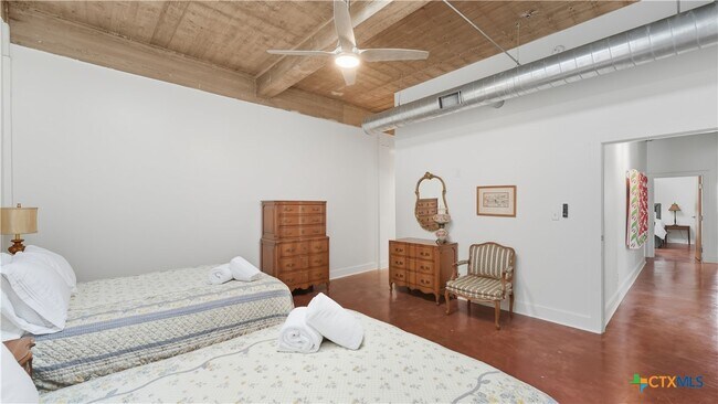 Building Photo - 222 Losoya St