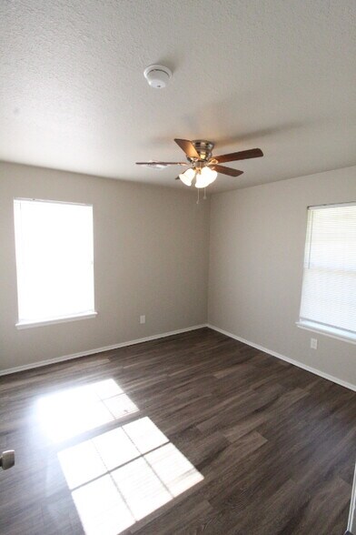 Building Photo - 1900 Terrace Lawn Dr