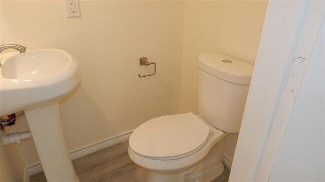Building Photo - Great 3 Bedroom, 2 1/2 bath new constructi...
