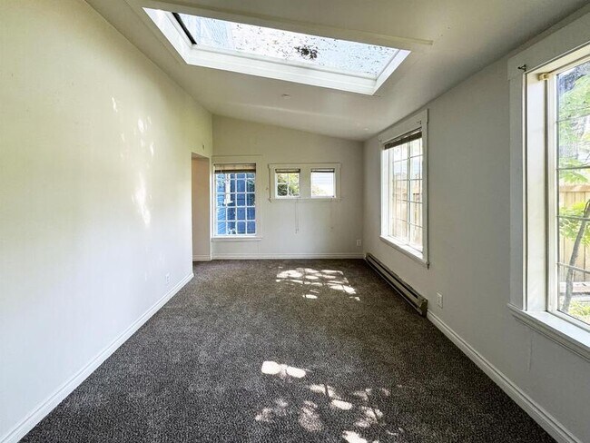 Building Photo - 531 Monroe Street