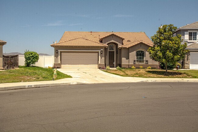Primary Photo - 622 Apache St