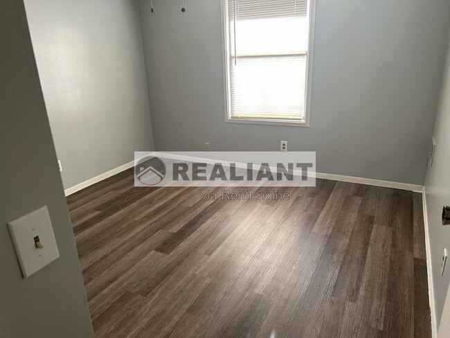 Building Photo - 904 Amhurst Dr