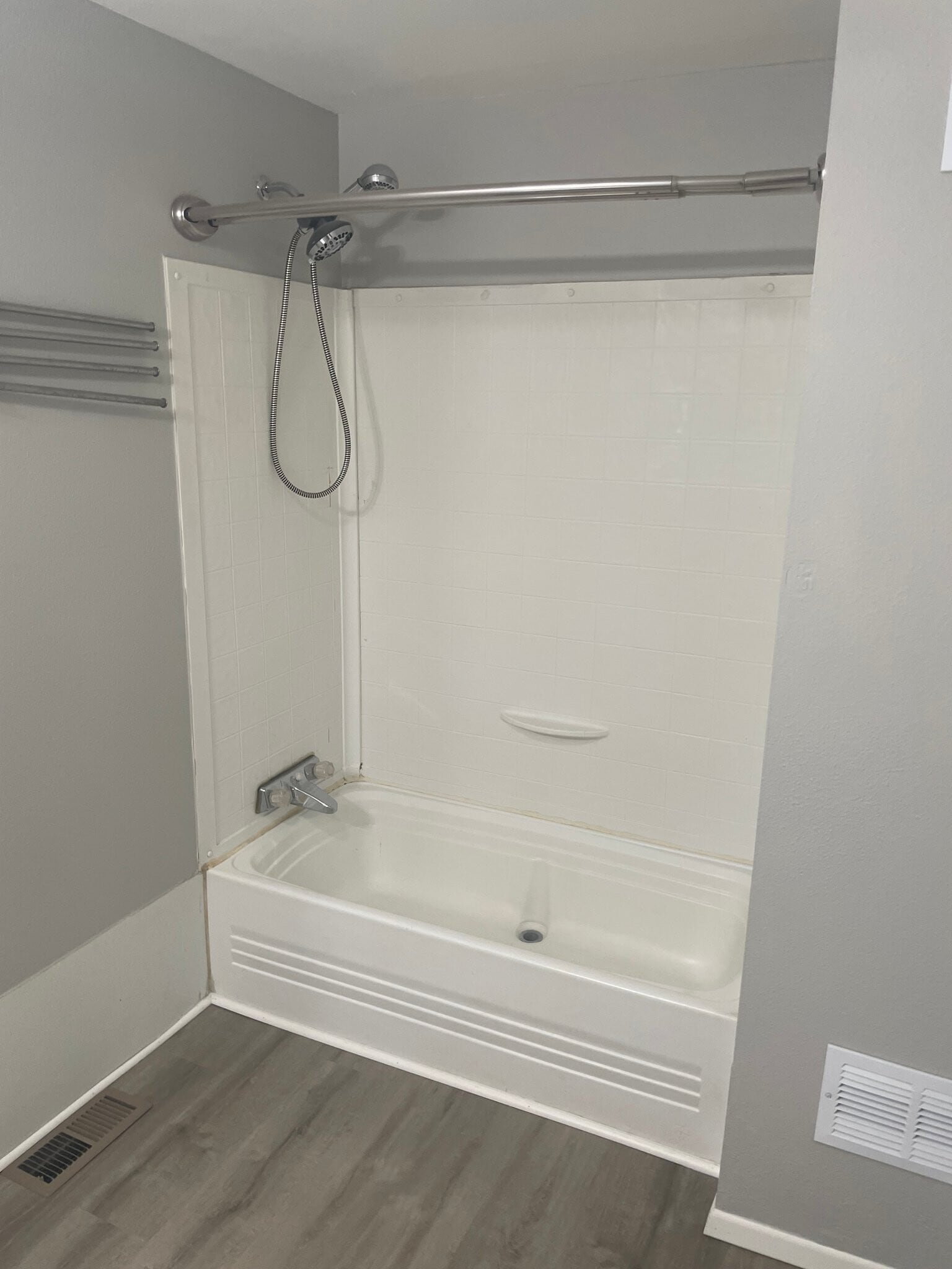 Building Photo - 2010 River Dr N