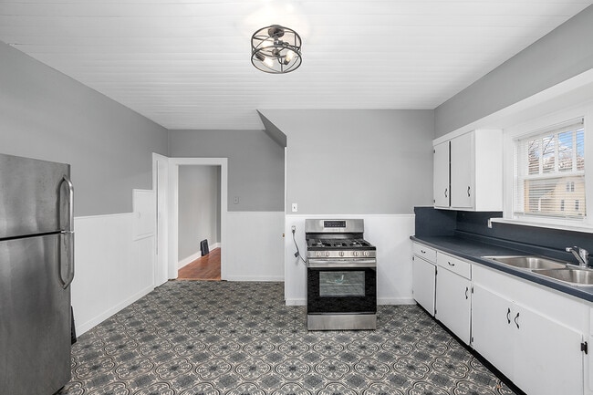 Building Photo - 861 Douglas St NW