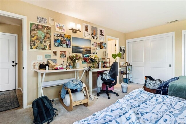 Building Photo - Updated 4bd/3ba House Right Off of Highland Dr