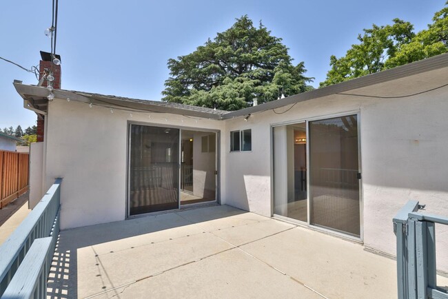 Building Photo - 1841 Briarwood Dr