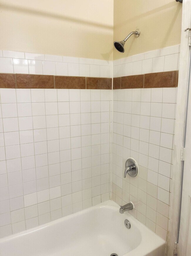 Building Photo - Move in Special! 2 Bed 1 Bath SE DC