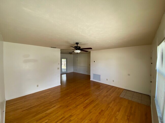 Building Photo - 5 Teak Loop Ln