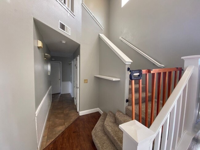 Building Photo - Great North Hanford Location