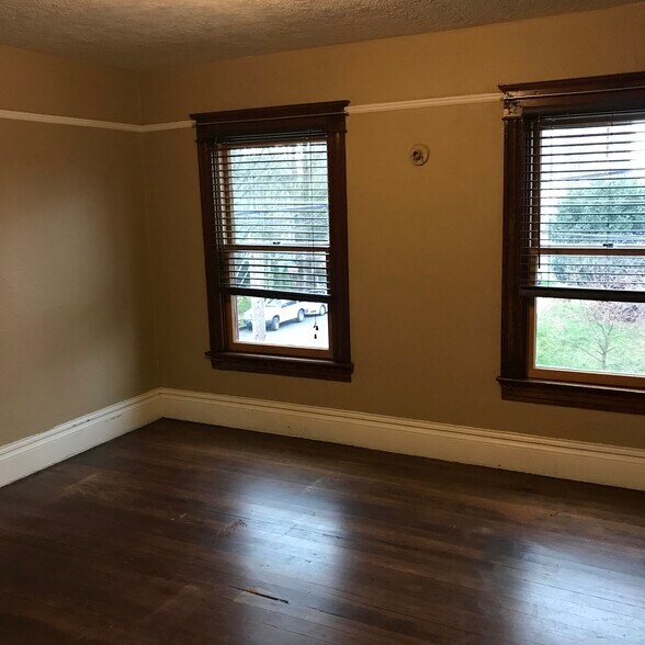 Building Photo - 109 NE Hancock St