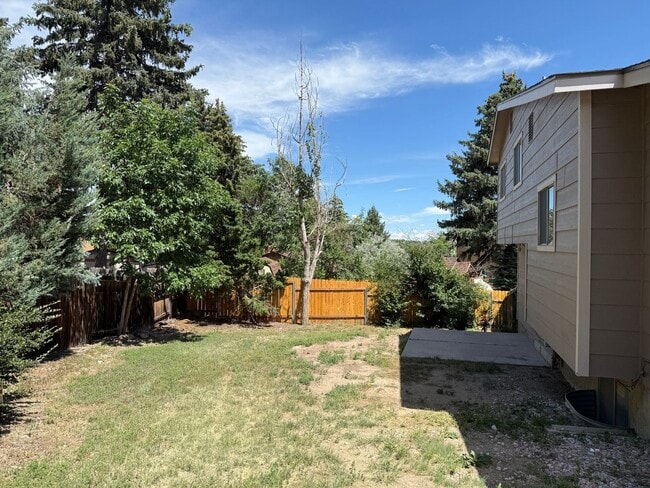 Building Photo - 3 Bedroom 2 1/2 Bath Home Nestled on a Qui...