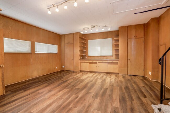 Building Photo - 3 Bed / 3 Bath + Bonus room pet friendly M...